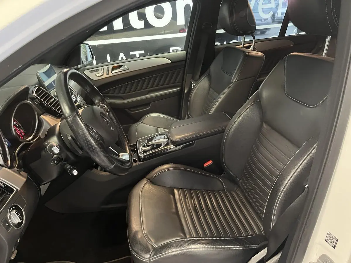 Intérieur noir cuir du Mercedes GLE Coupé 350 d 2016, vue côté conducteur avec volant multifonctions et console centrale.