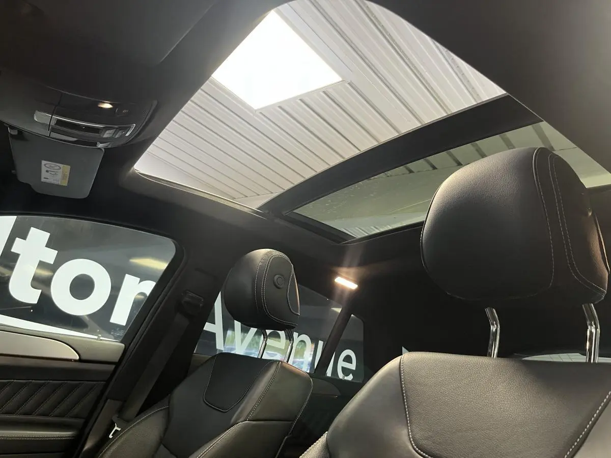 Vue intérieure du toit ouvrant panoramique et sièges avant en cuir noir du Mercedes GLE Coupé 350 d 2016
