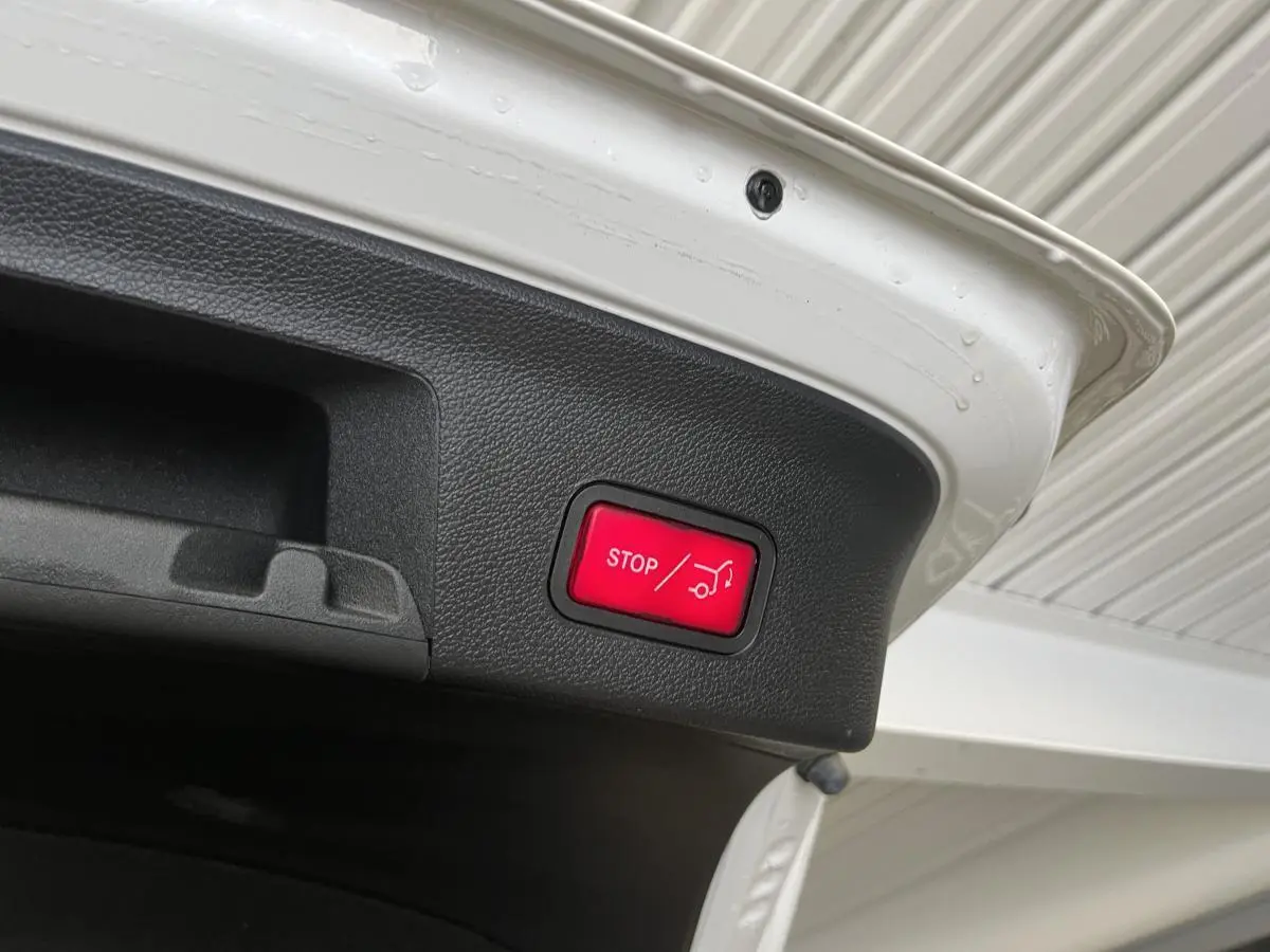 Bouton rouge d'arrêt électrique de hayon sur la partie intérieure du coffre d'un Mercedes GLE Coupé blanc