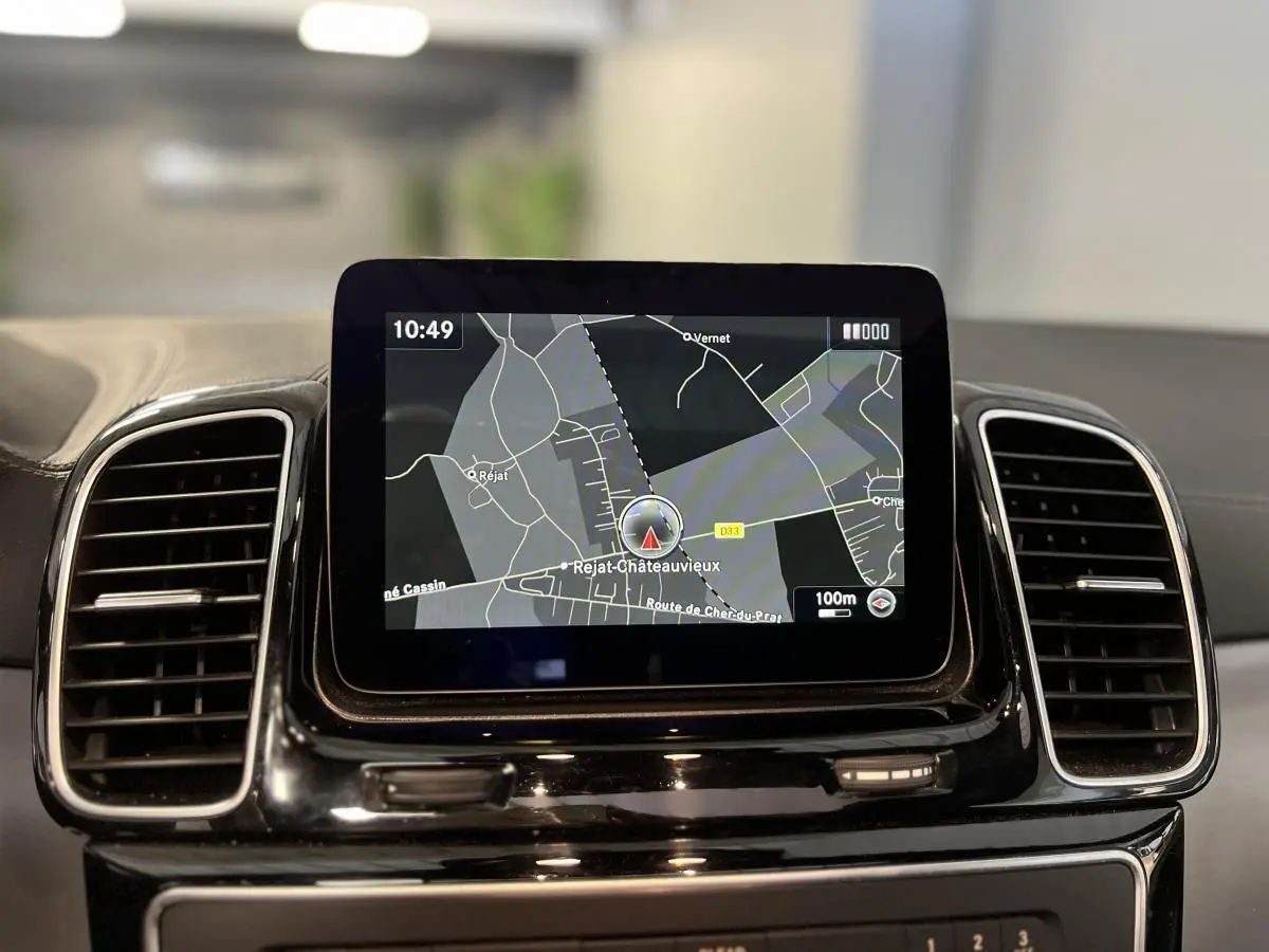 Écran GPS couleur affichant une carte centrale sur le tableau de bord noir du Mercedes GLE Coupé 350 d Sportline.