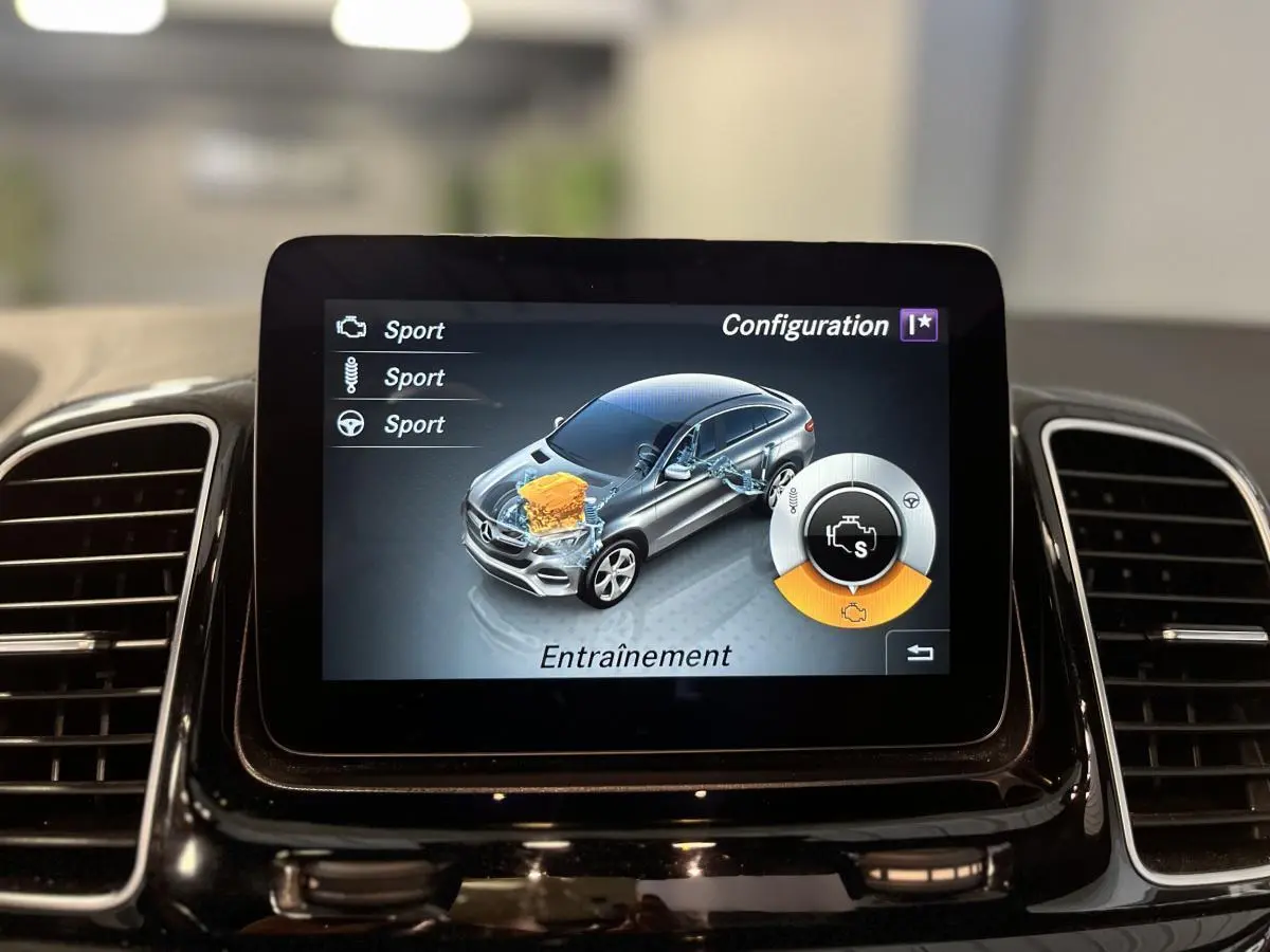 Écran multimédia intérieur affichant la configuration sportive d'un Mercedes GLE Coupé 350 d blanc.