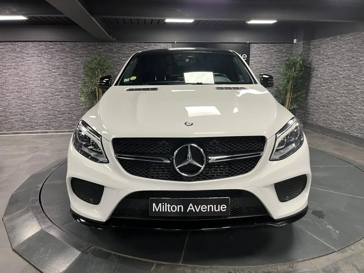 Vue avant d'un Mercedes GLE Coupé 350 d blanc avec calandre noire et logo étoile central visible