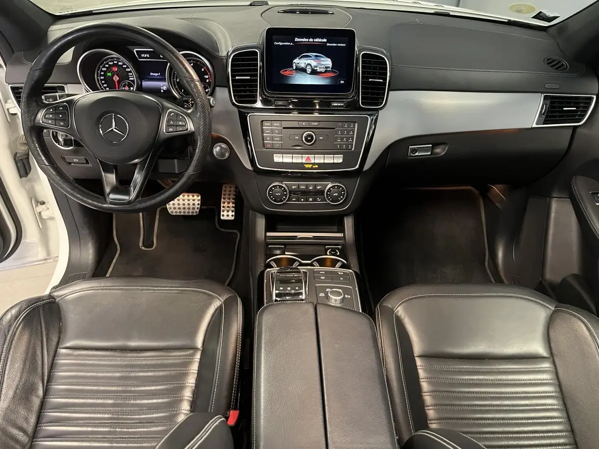 Intérieur noir cuir du Mercedes GLE Coupé 350 d 2016, vue frontale sur tableau de bord et console centrale.