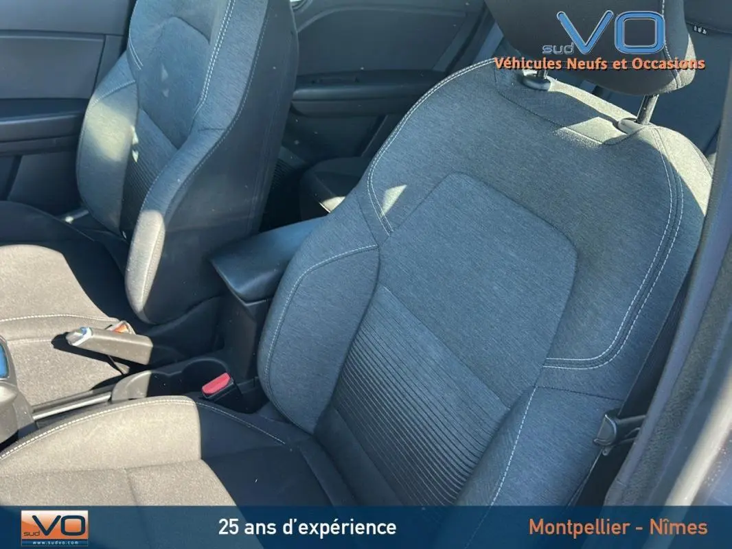 Gros plan sur les sièges avant gris du Renault Captur TCe 90 Business 2021, montrant les détails de la sellerie tissu.