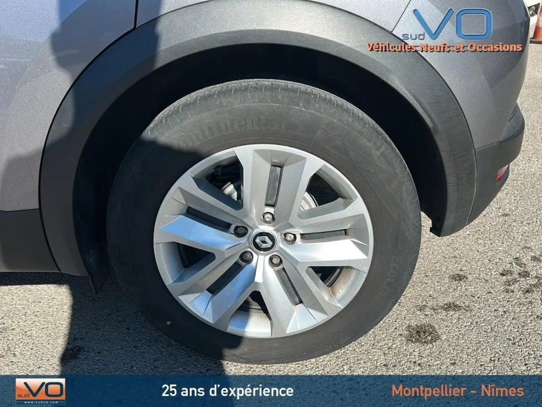 Gros plan sur la roue avant droite gris argenté d’un Renault Captur TCe 90 Business 2021 gris.