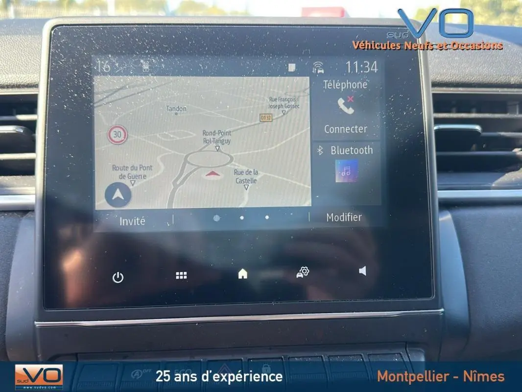 Écran tactile central du Renault Captur gris TCe 90 Business 2021 affichant la navigation et options Bluetooth.
