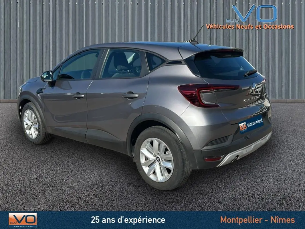 Vue 3/4 arrière droite d'un Renault Captur gris 2021 avec feux arrière LED et jantes alliage visibles.