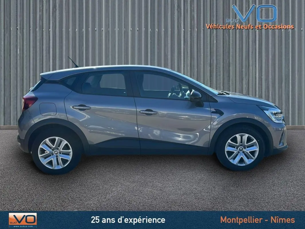 Profil côté gauche d'un Renault Captur gris 2021 TCe 90 Business, avec jantes alliage et lignes modernes.
