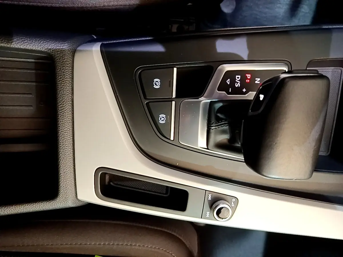 Vue rapprochée de la console centrale noire et grise avec levier de vitesse automatique de l'Audi A5 35 TFSI 2021.