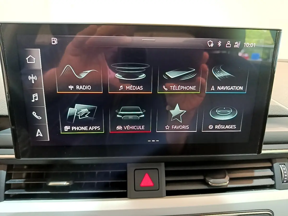 Écran tactile central de l'Audi A5 35 TFSI 2021 affichant les menus radio, médias, téléphone et navigation.