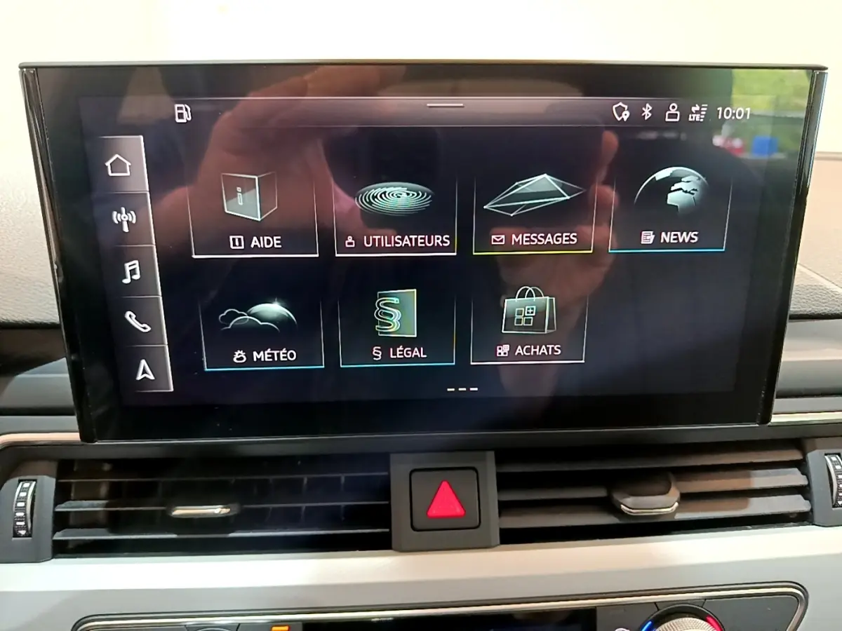 Écran tactile central affichant le menu multimédia dans l'habitacle de l'Audi A5 35 TFSI noire de 2021.