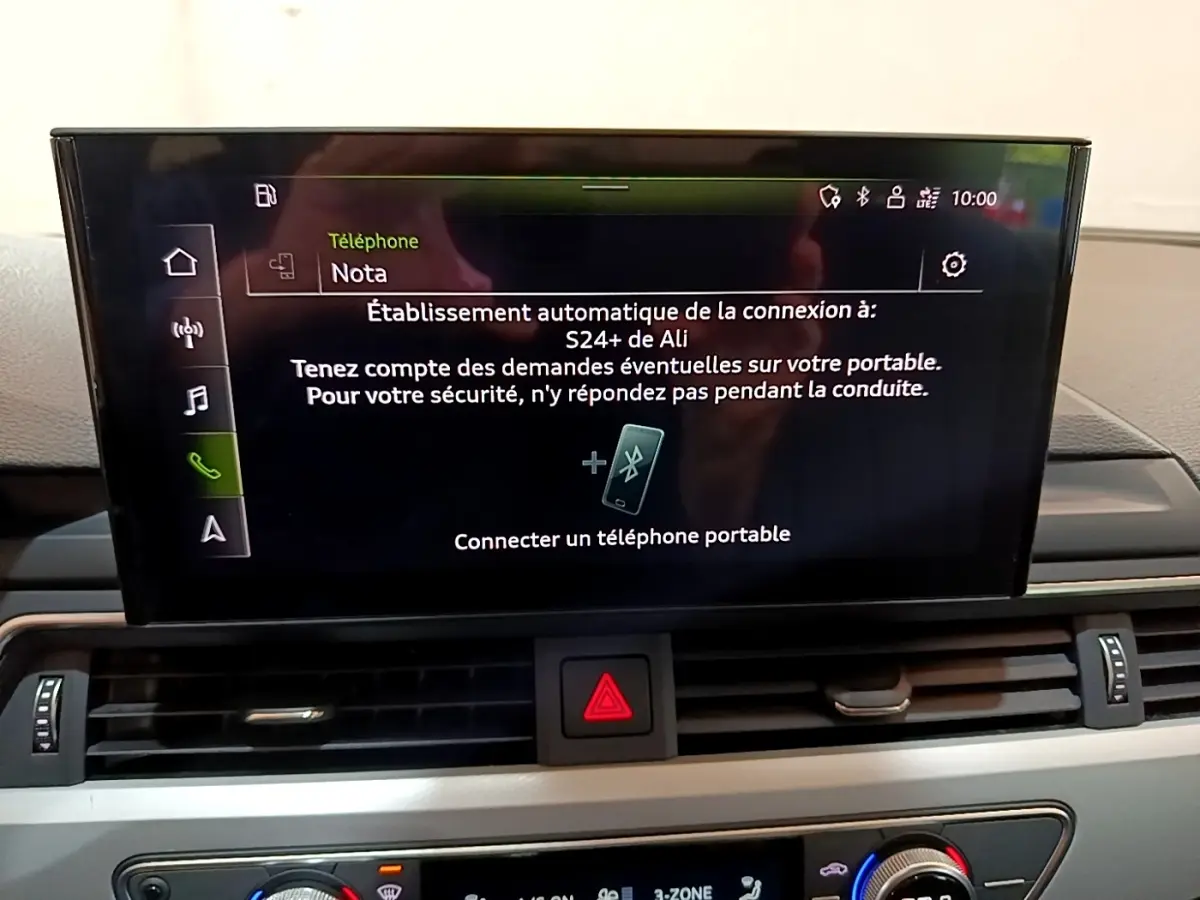 Écran central tactile de l'Audi A5 35 TFSI 2021 affichant la connexion Bluetooth, entouré de commandes de climatisation et ventilation.