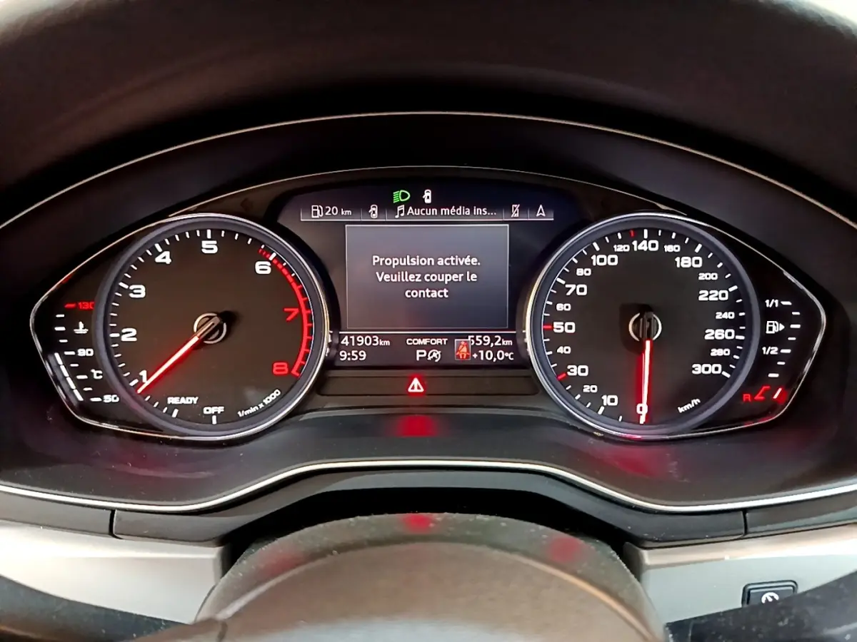 Vue rapprochée du tableau de bord numérique de l'Audi A5 noir, affichant la vitesse et le régime moteur.