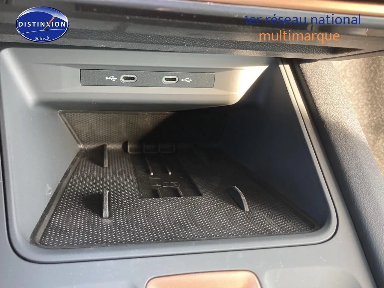 Rangement intérieur avec deux ports USB-C dans une CUPRA Formentor noir midnight, vue rapprochée du compartiment central.