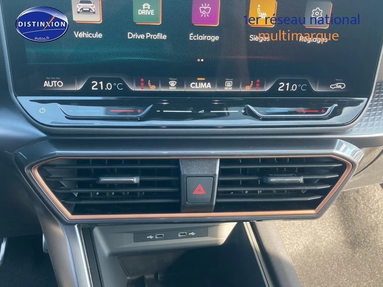 Vue rapprochée de la console centrale du Cupra Formentor 2025 avec écran tactile et commandes de climatisation digitales.
