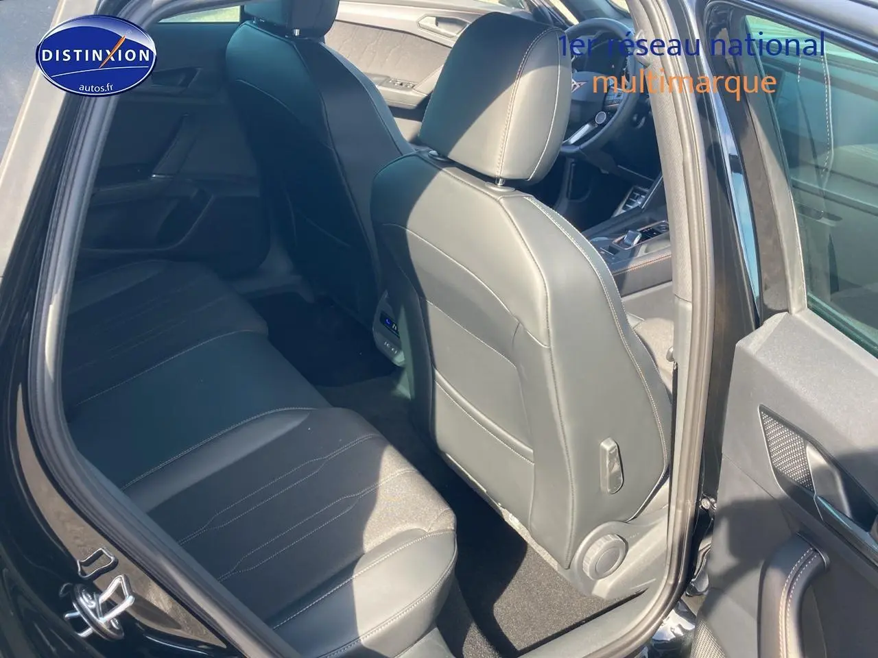 Vue intérieure arrière côté droit du CUPRA Formentor noir midnight 2025, montrant les sièges et l'ouverture de porte.