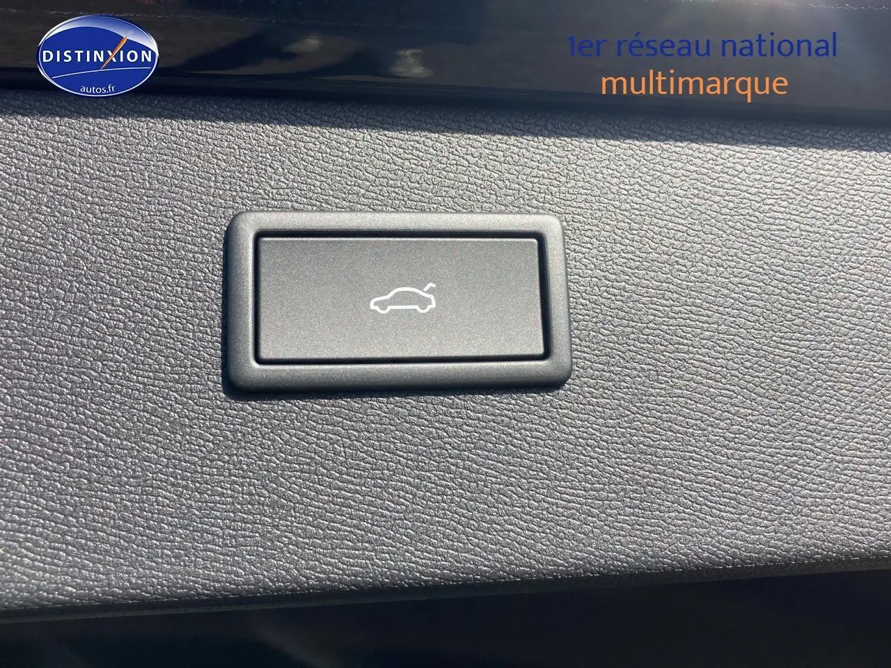 Bouton d'ouverture électrique du coffre sur tableau de bord noir du CUPRA Formentor 1.5 eTSI Hybrid 2025.