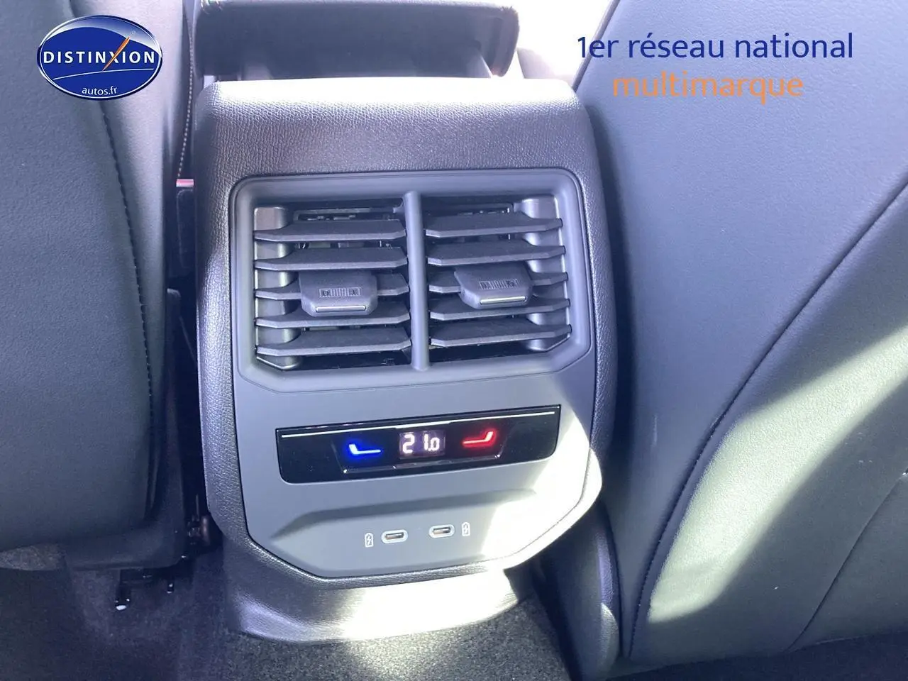 Détail de la console arrière avec bouches d’aération et commandes climatisation dans une CUPRA Formentor noir midnight 2025.