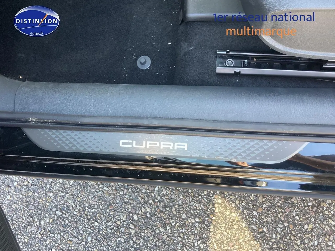 Vue rapprochée du seuil de porte côté gauche noir midnight avec logo CUPRA lumineux sur un Formentor 2025.