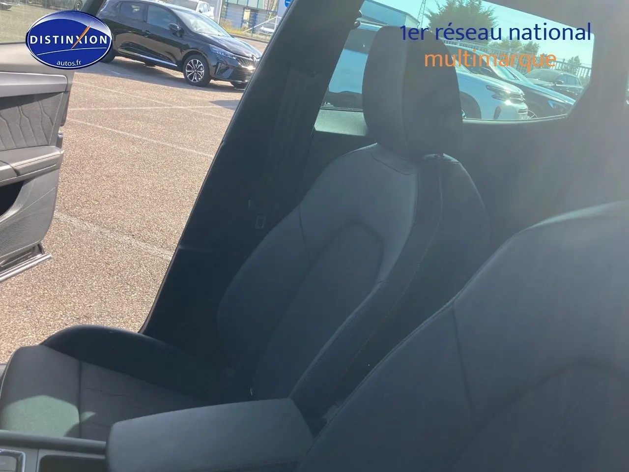 Vue intérieure côté conducteur du CUPRA Formentor 1.5 etsi hybrid 2025 avec sièges sport noirs et accoudoir central.