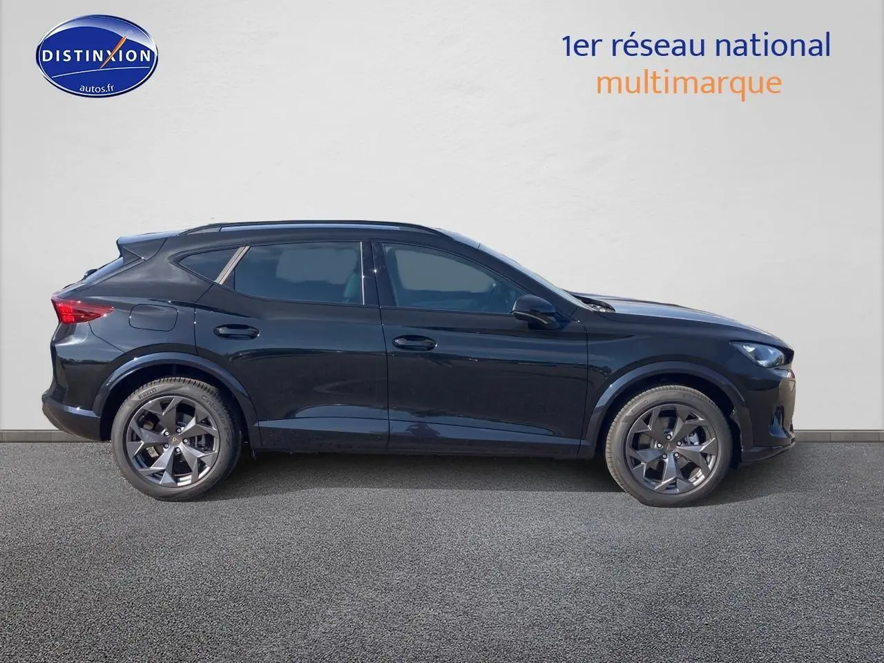 Vue latérale droite d’un CUPRA Formentor 1.5 etsi hybrid noir midnight avec jantes alu 18 pouces.