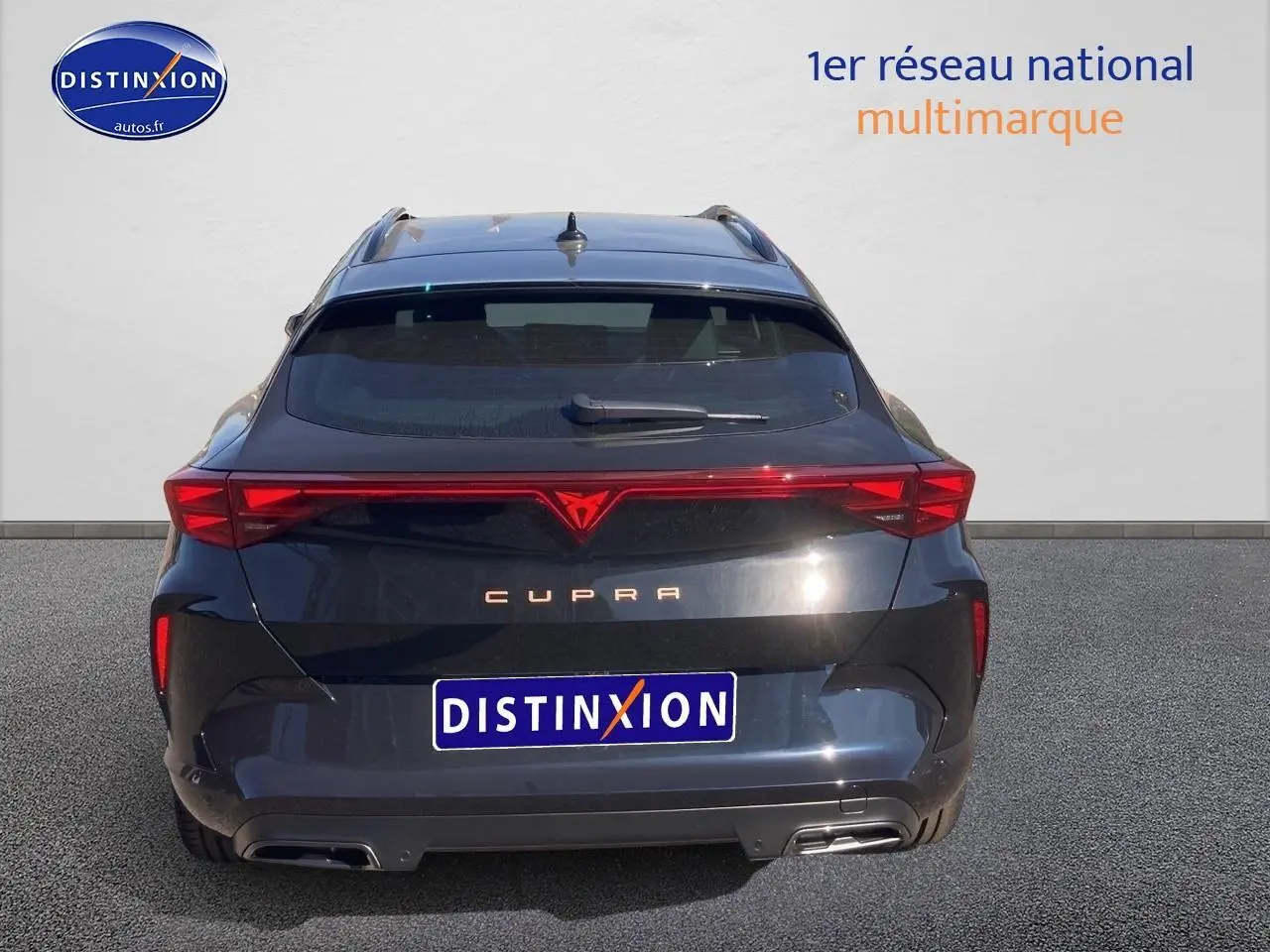 Vue arrière d'une CUPRA Formentor 1.5 etsi hybrid 2025 en noir midnight avec feux LED et double sortie d'échappement.