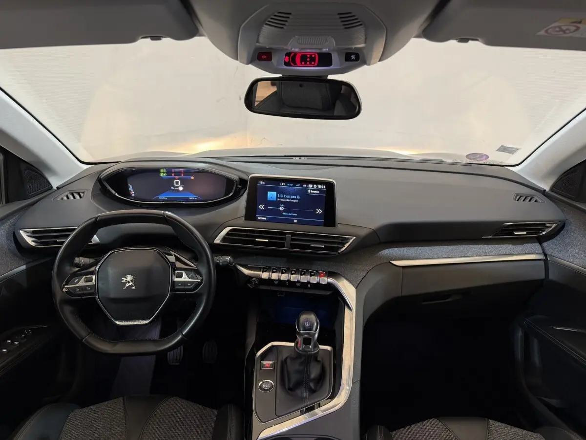 Vue intérieure avant du Peugeot 5008 Puretech 130 S&S Allure 2019, tableau de bord moderne avec écran tactile et volant cuir multifonctions.