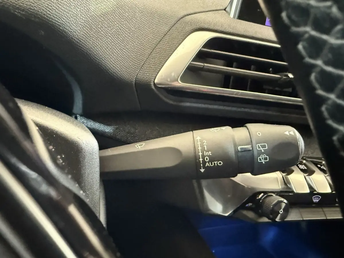 Gros plan sur la commande d’essuie-glace côté gauche du tableau de bord intérieur du Peugeot 5008 bleu 2019.
