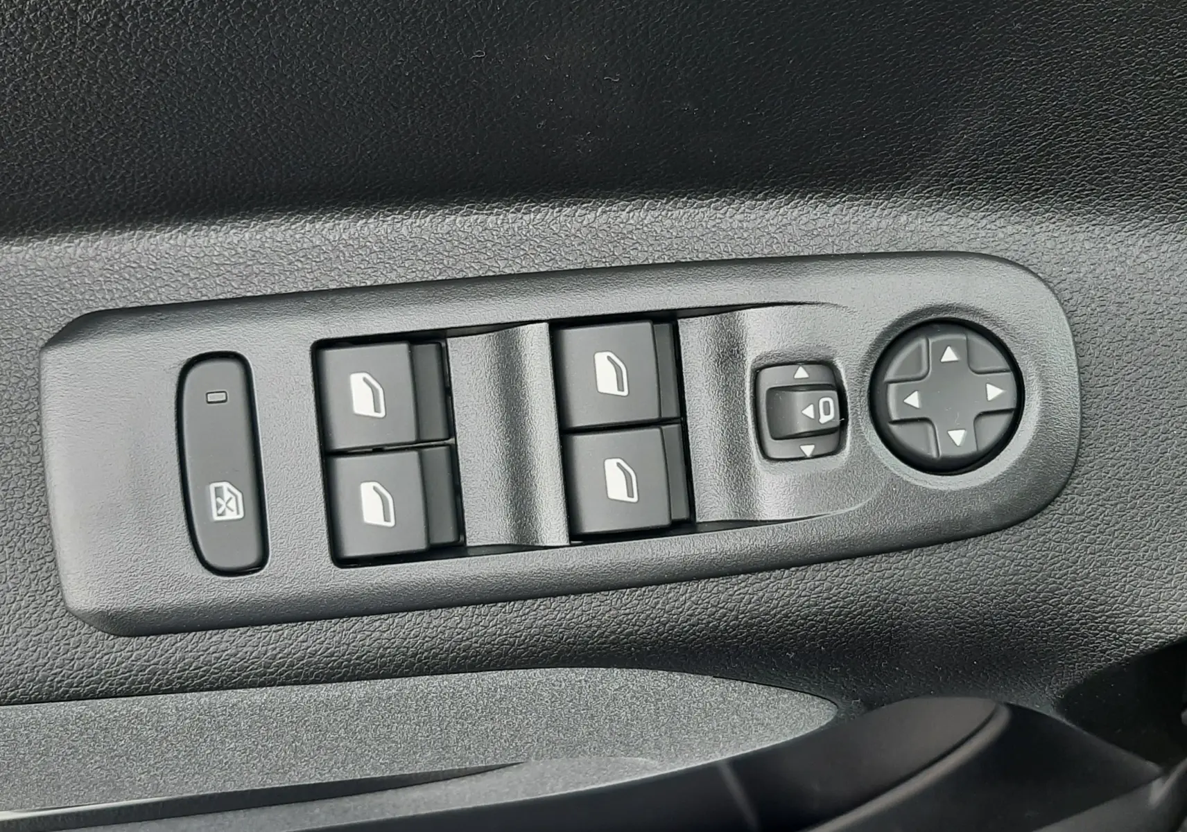 Commande des vitres électriques et réglage des rétroviseurs sur la porte côté conducteur d’un Peugeot Rifter bleu Kiama 2026.
