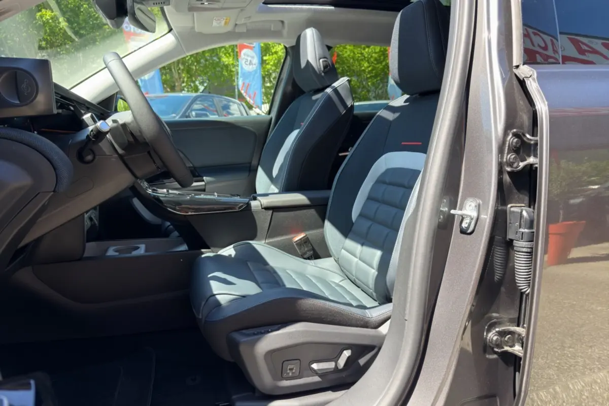 Vue intérieure côté conducteur du Citroën C5 Aircross gris platinium, sièges cuir gris avec réglages électriques visibles.