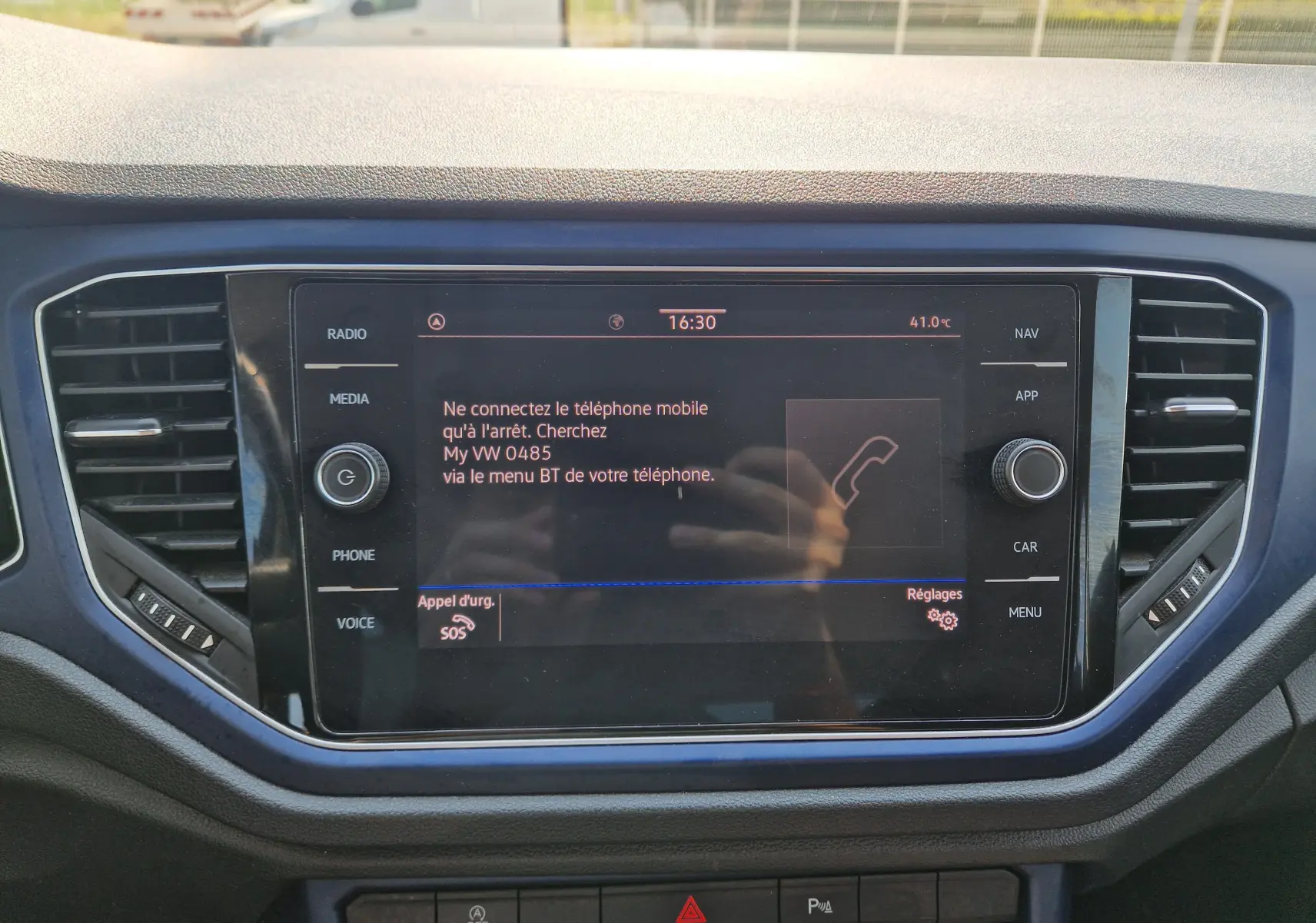 Écran central tactile du Volkswagen T-Roc 1.0 TSI 115 United 2021, affichant les options média et téléphone.
