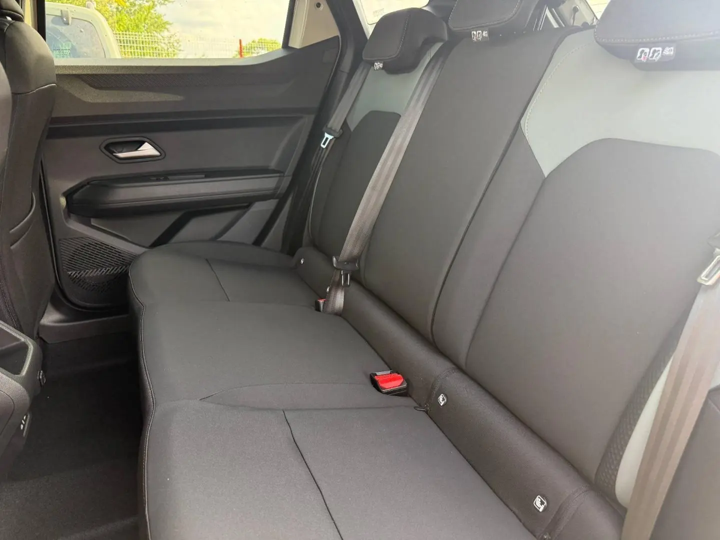 Vue latérale intérieure côté droit de la banquette arrière noire et grise du Dacia Duster 2026.