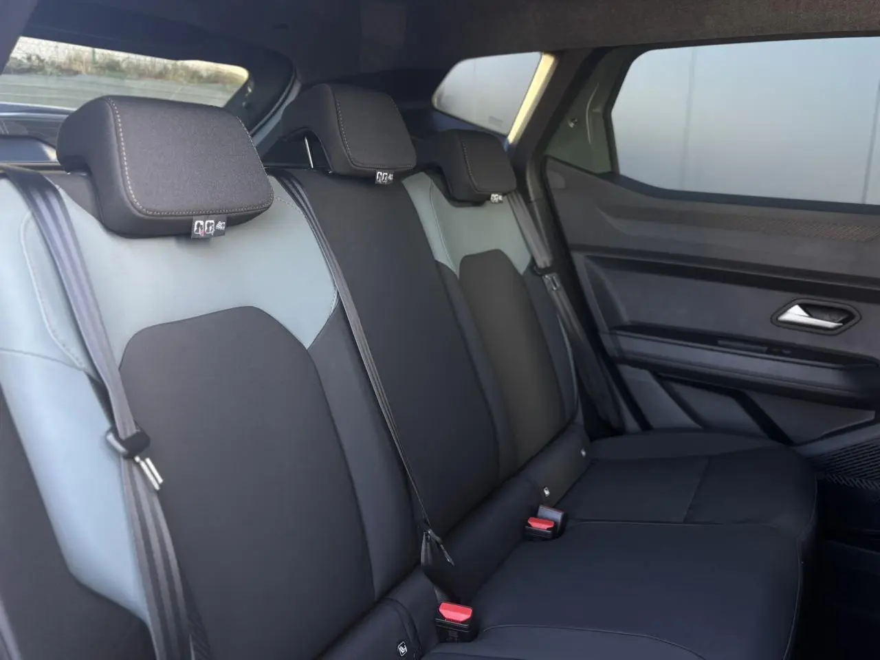 Vue intérieure de la banquette arrière du Dacia Duster 2026, sellerie TEP MicroCloud noire et grise avec appuie-têtes.