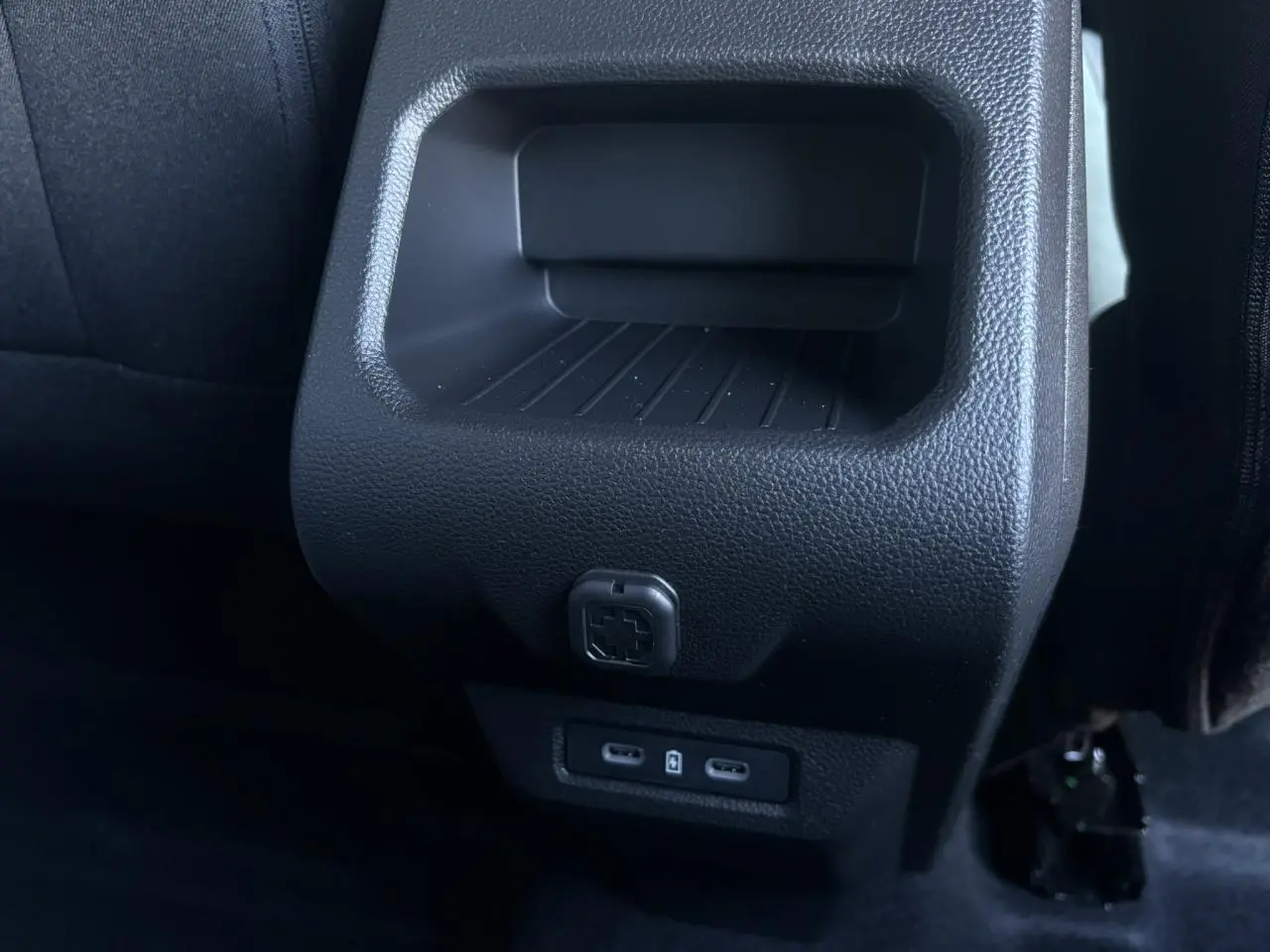 Prise USB type C arrière et prise 12V sur la console centrale du Dacia Duster ECO-G 120 Auto Extrême kaki.