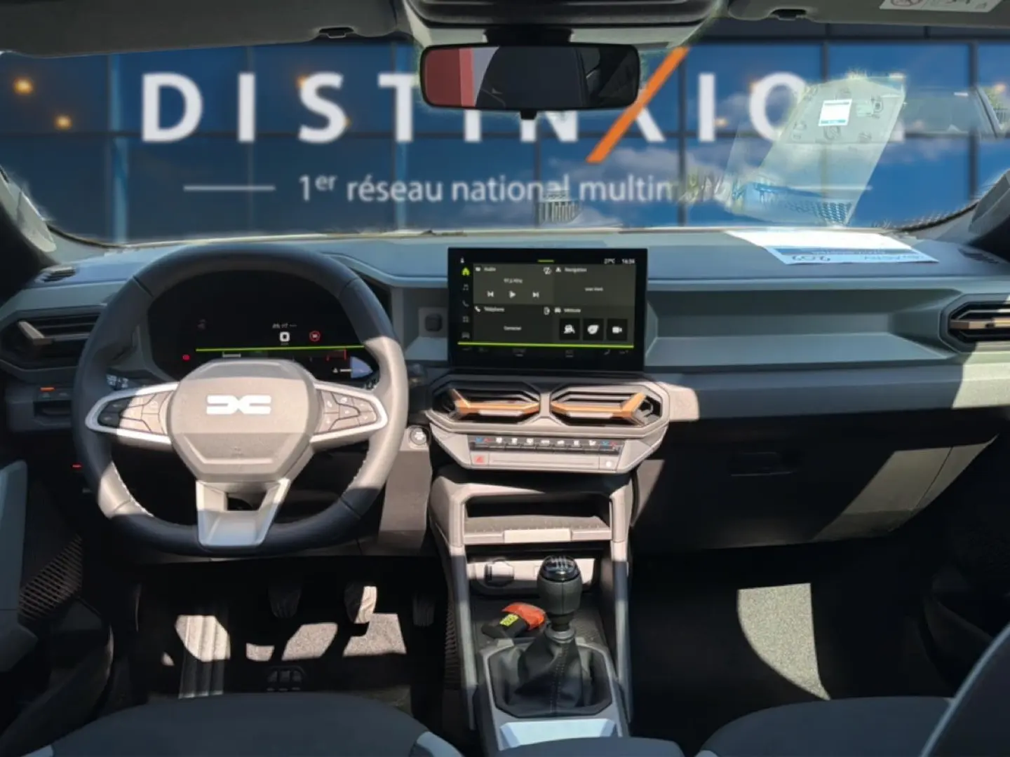Vue intérieure avant du tableau de bord et volant noir du Dacia Bigster 2026 avec écran tactile et boîte manuelle.