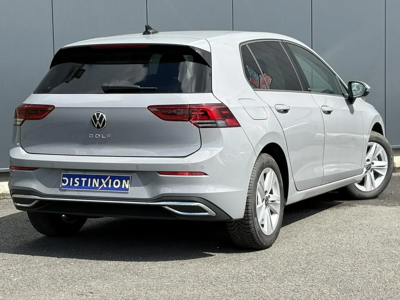 Vue 3/4 arrière droite d'une Volkswagen Golf VIII gris lunaire avec feux arrière LED et jantes alliage 16 pouces.