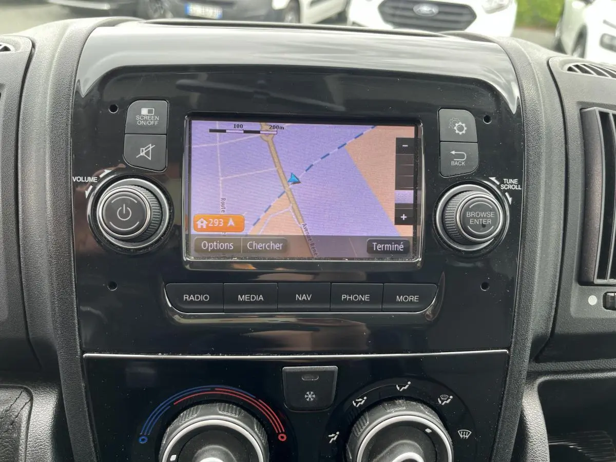 Écran de navigation UConnect 5 pouces au centre du tableau de bord du Fiat Ducato Fourgon blanc, version 2021.