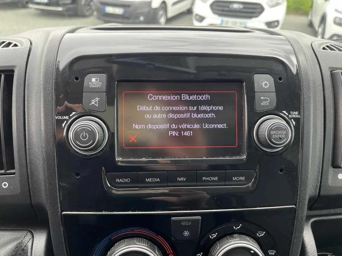 Écran tactile UConnect 5 pouces affichant la connexion Bluetooth dans l'habitacle du Fiat Ducato Maxi blanc.