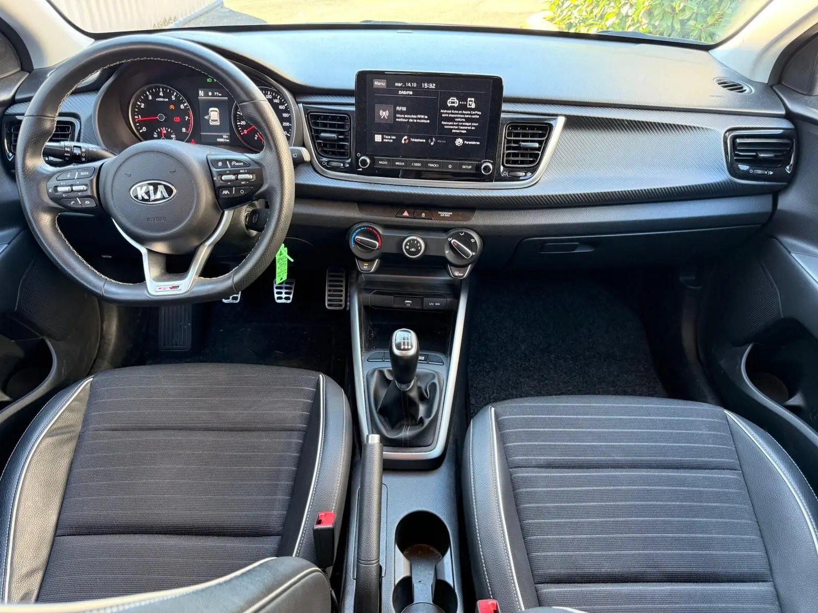 Intérieur de la KIA RIO 2022 GT-LINE, vue frontale du tableau de bord avec volant multifonctions et boîte manuelle.