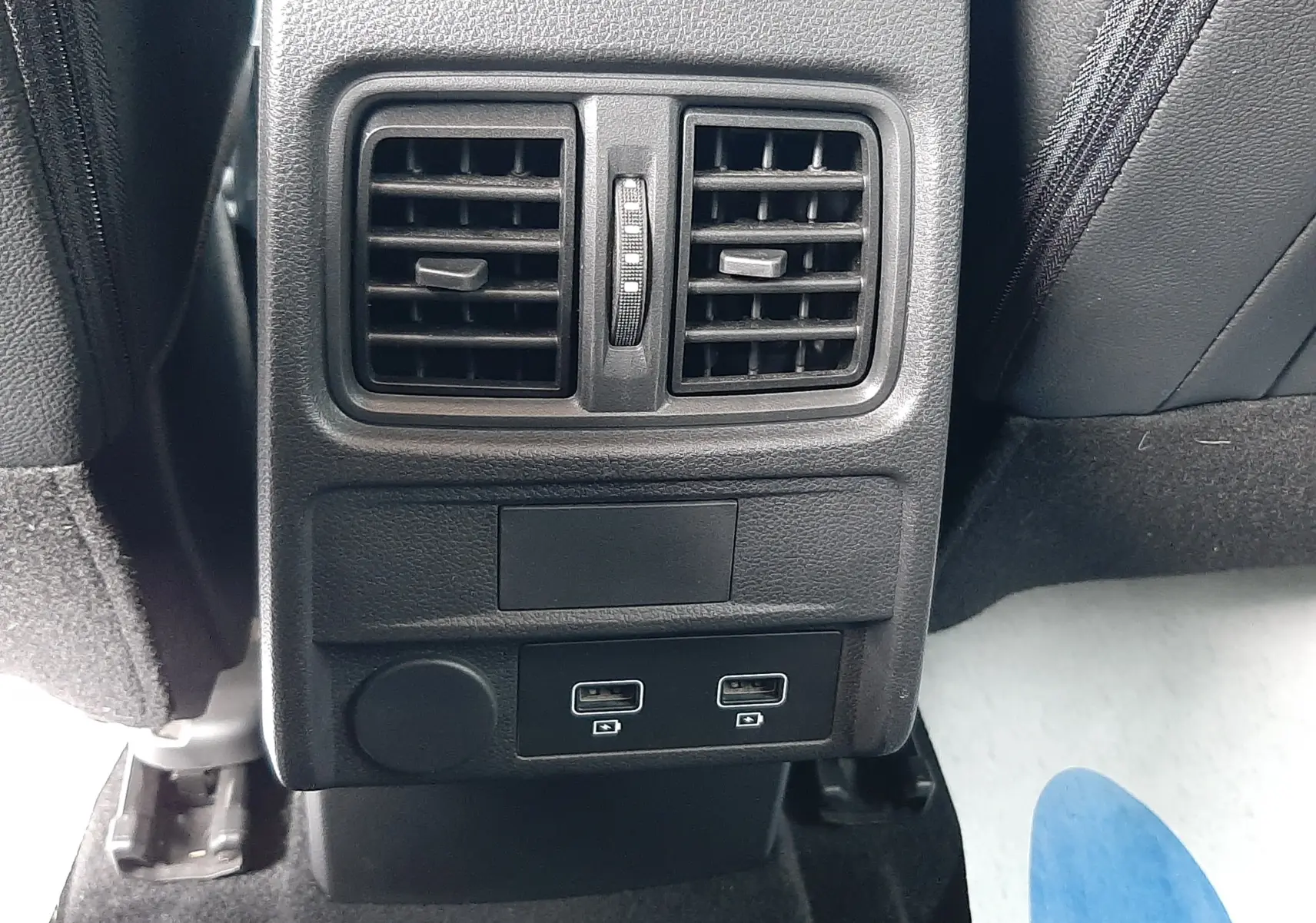 Vue rapprochée des aérateurs arrière et ports USB noirs du Renault Arkana rouge Flame 2021, intérieur noir.