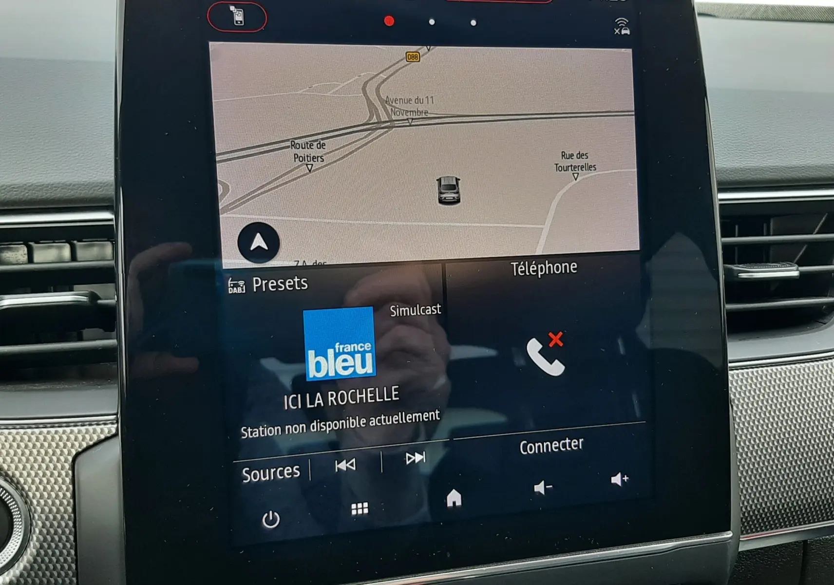 Écran tactile central du Renault Arkana rouge Flame 2021 affichant navigation et radio France Bleu
