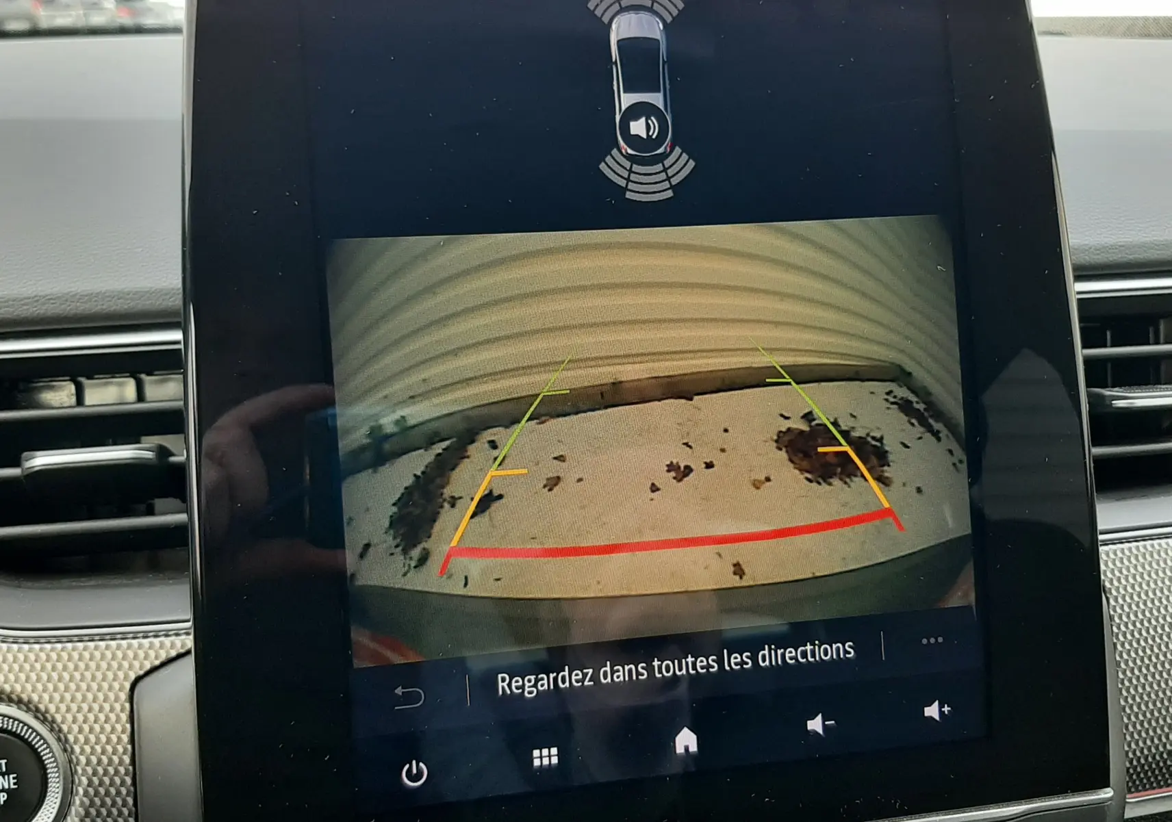 Écran central de Renault Arkana 2021 montrant la caméra de recul avec lignes de guidage et alertes de proximité.