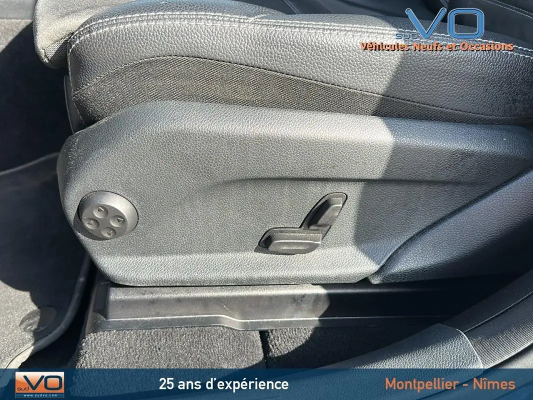 Réglage électrique du siège sport côté conducteur dans un Mercedes GLC 300 de gris anthracite, intérieur noir.