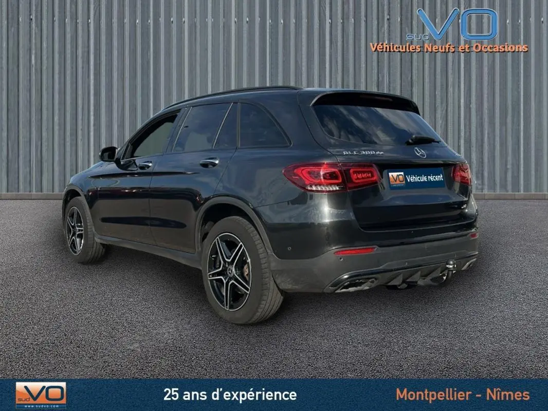 Mercedes GLC 300 de 2020 gris anthracite vu en 3/4 arrière droit, avec jantes alliage noires et toit ouvrant panoramique.