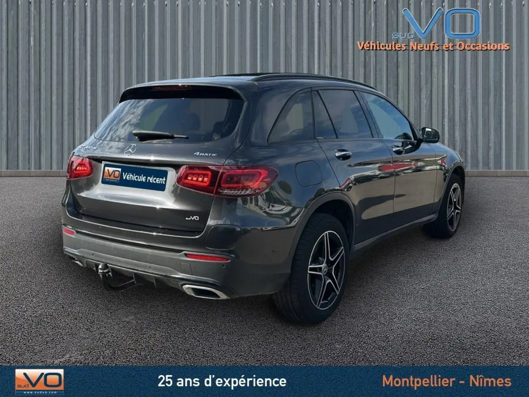 Vue 3/4 arrière droite d'un Mercedes GLC 300 de gris anthracite avec jantes alliage 19 pouces et pack sport black.