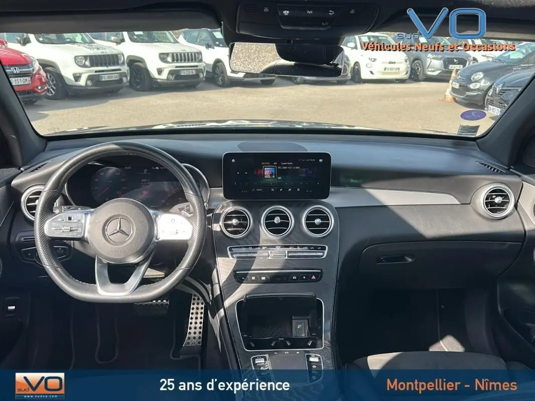 Vue intérieure avant du Mercedes GLC 300 de 2020, volant sport, écran tactile central et finition noire élégante.