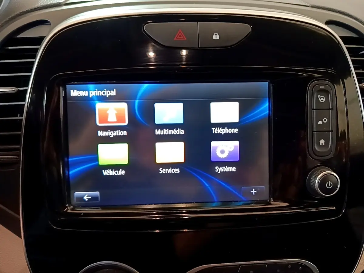 Écran tactile central du tableau de bord du Renault Captur Intens 2019, affichant le menu principal multimédia.