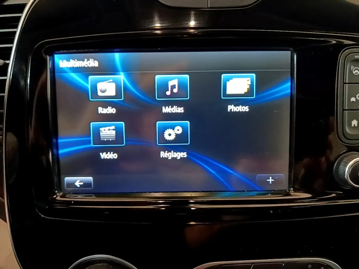 Écran tactile multimédia affichant les options radio, médias, photos, vidéo et réglages dans un Renault Captur Intens 2019.