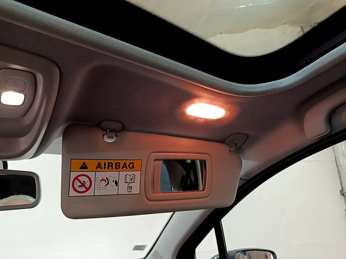 Détail du pare-soleil côté conducteur avec miroir éclairé dans l'habitacle du Renault Captur orange 2019