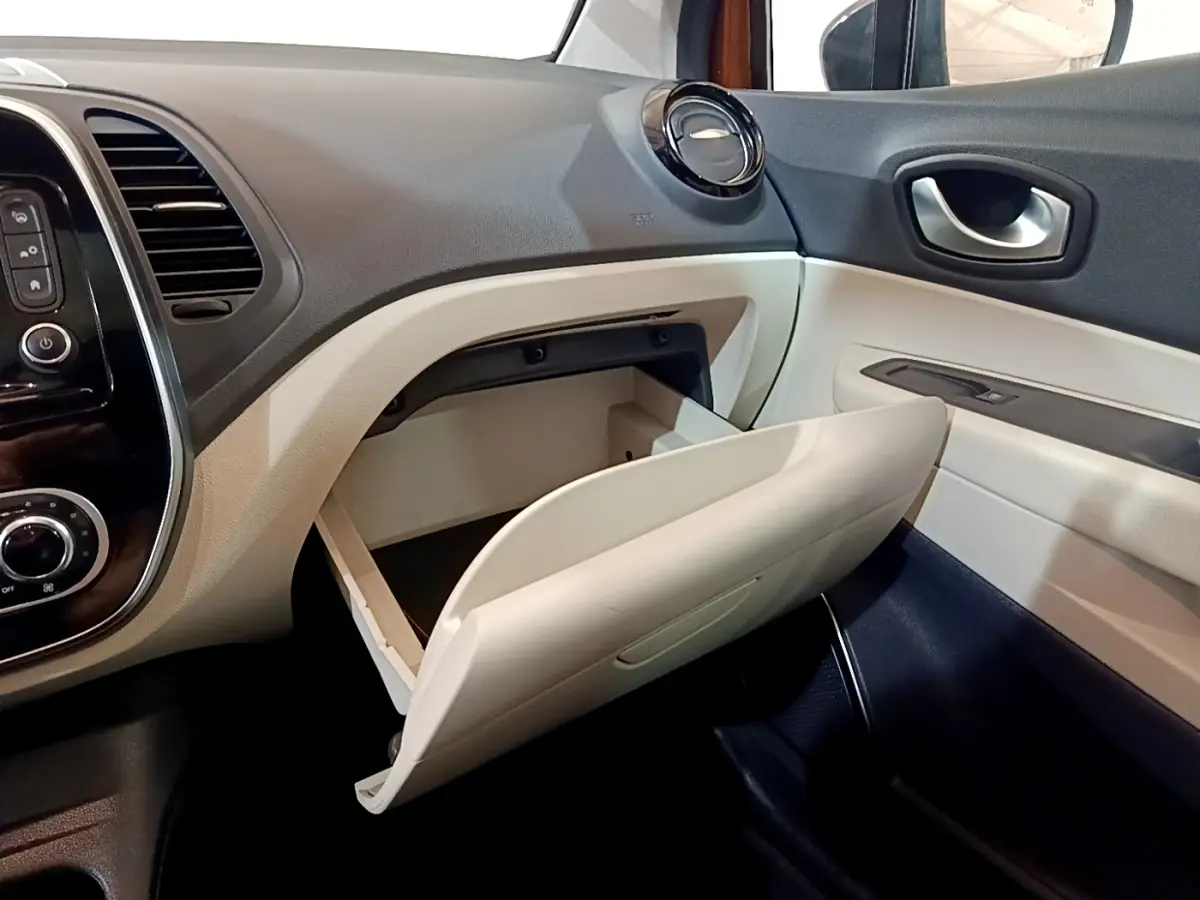 Intérieur du Renault Captur Intens 2019, vue côté passager sur la boîte à gants beige ouverte et tableau de bord noir et beige.